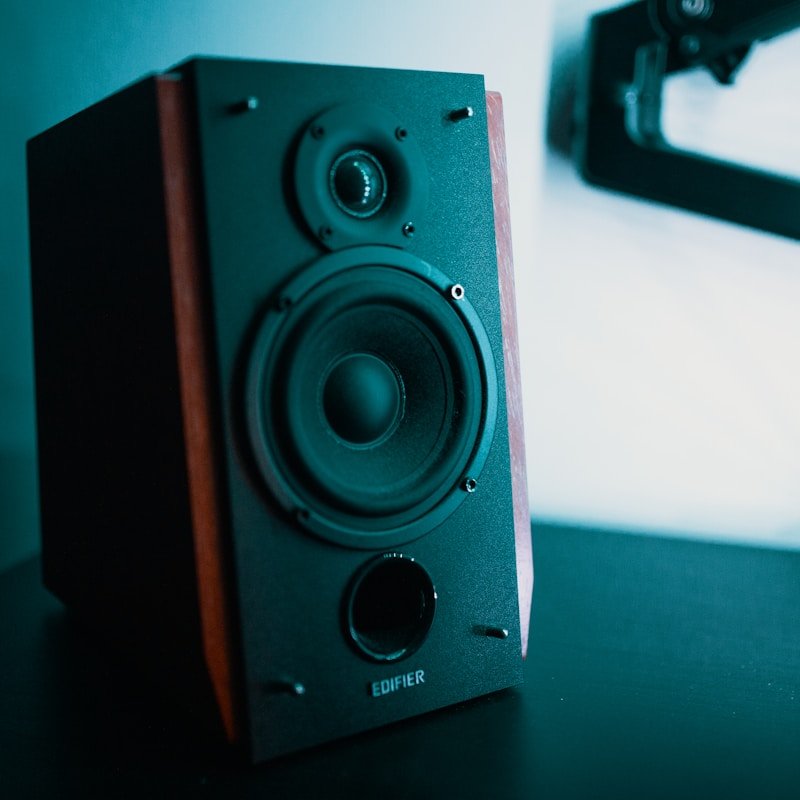 Portable cylindrical bluetooth speaker with dynamic ambient light